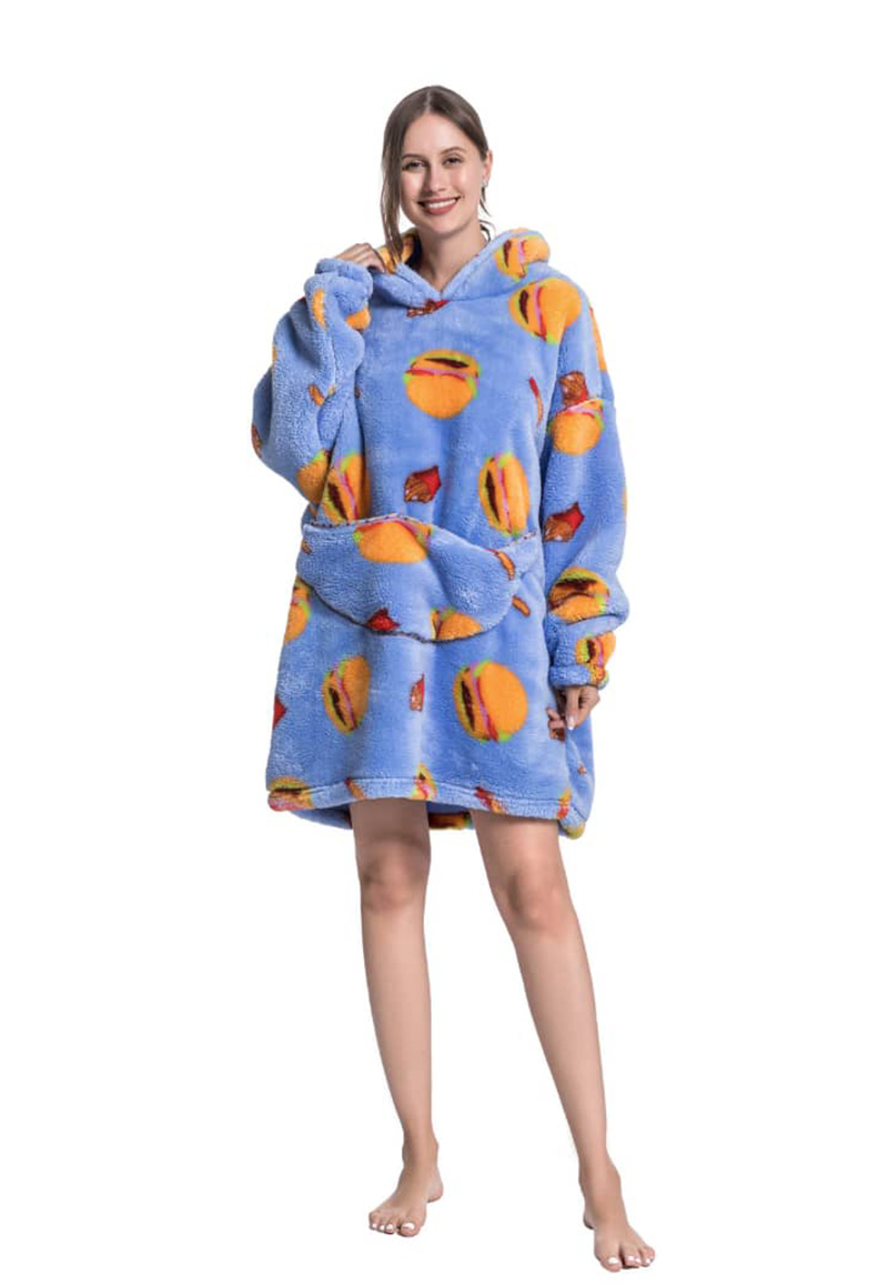 Fleece deken met capuchon & mouwen - friet & hamburger